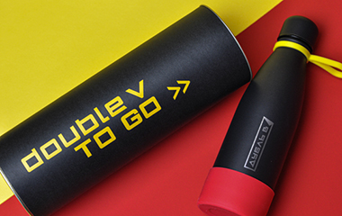 Тубусы Double V To Go: динамичные решения с бумагой и фольгой