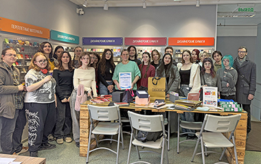 «Мир Бумаги» встречает студентов