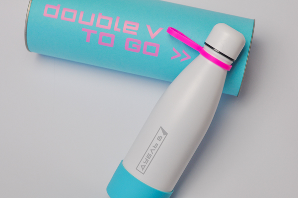 Тубусы Double V To Go: динамичные решения с бумагой и фольгой