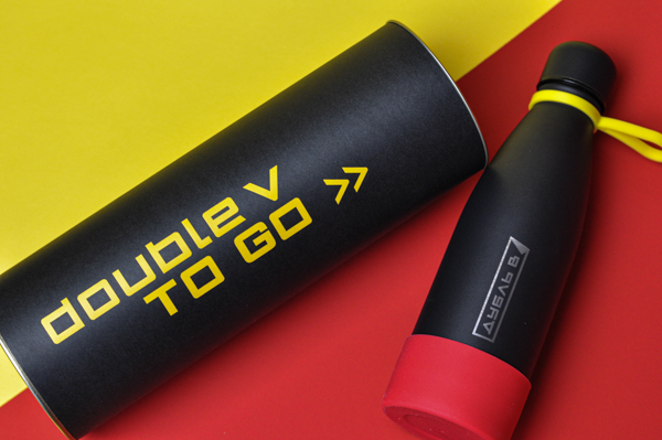 Тубусы Double V To Go: динамичные решения с бумагой и фольгой